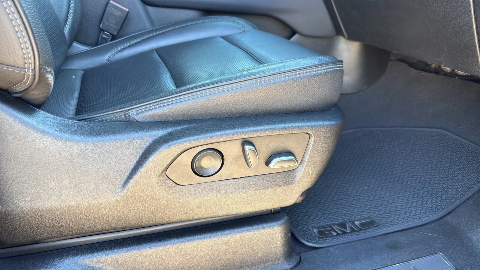 Used 2022 Black GMC Denali image 24