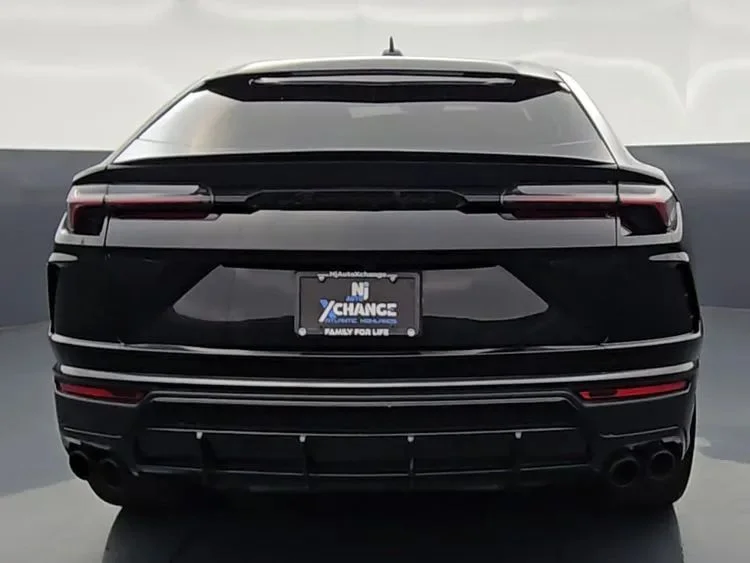 Used 2022  Lamborghini Sport Utility 4D image 11