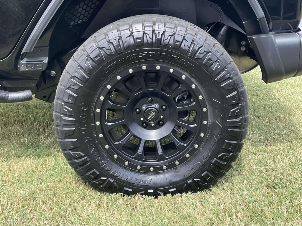 Used 2022 Black Jeep Unlimited Sahara image 9