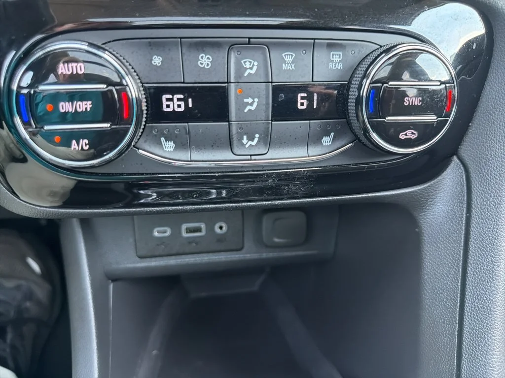 Used 2023 Sapphire Buick Essence image 19