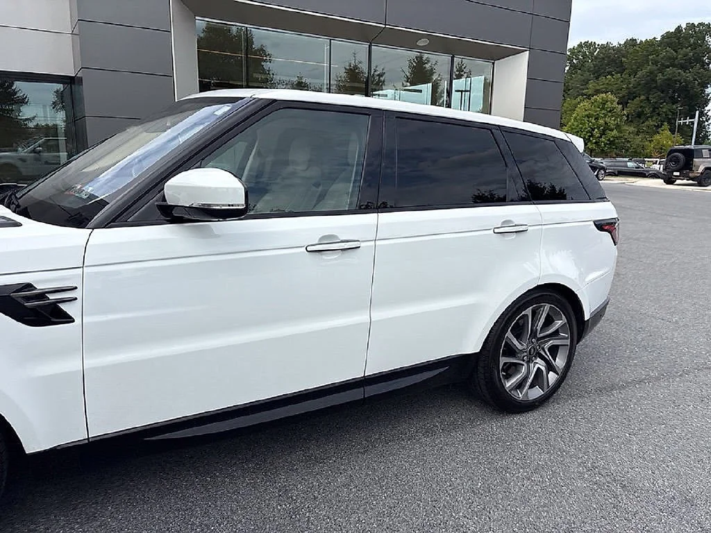 Used 2021  Land Rover HSE Silver Edition image 4