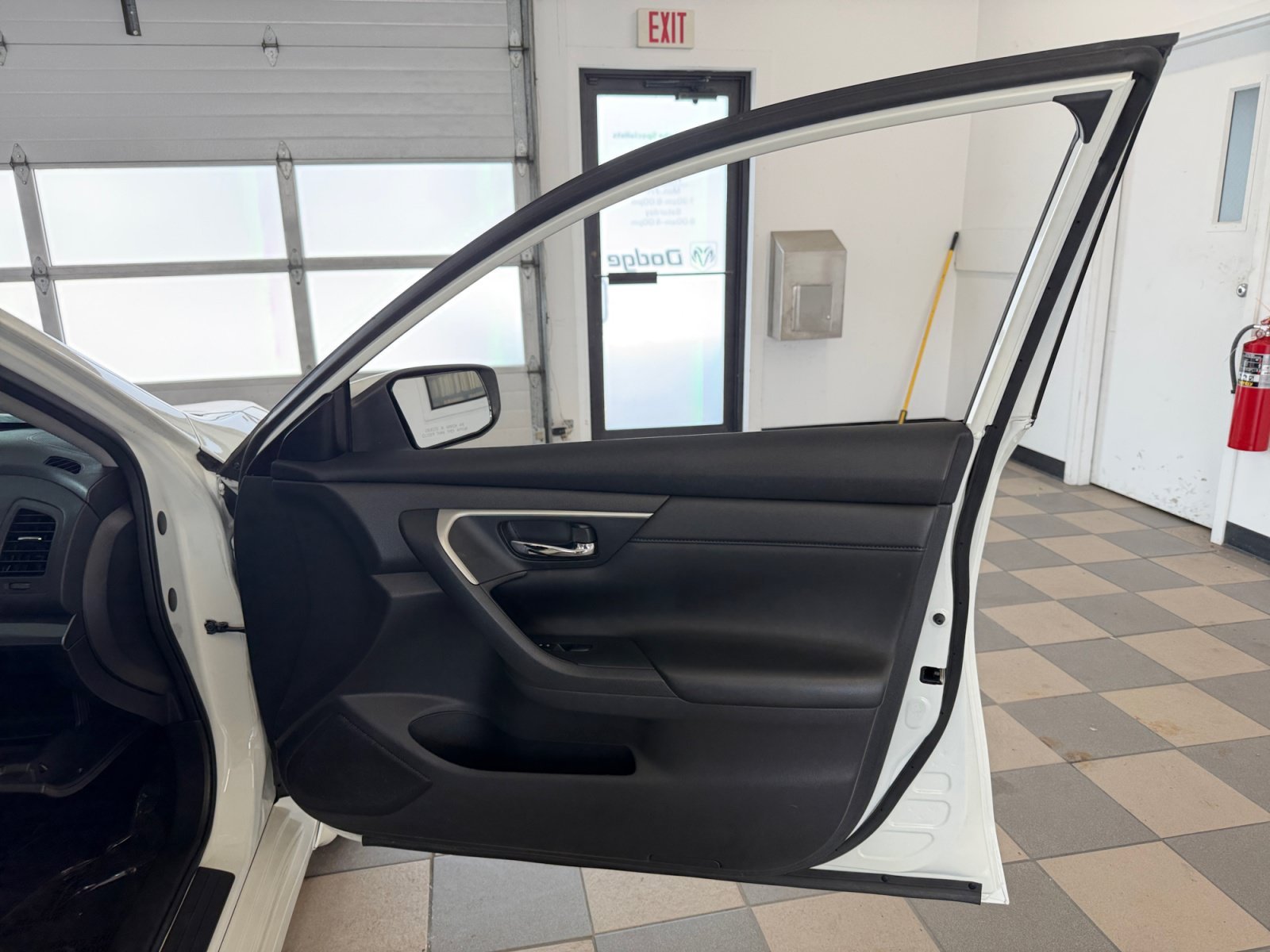 Used 2018 Pearl White Nissan 2.5 SR image 29