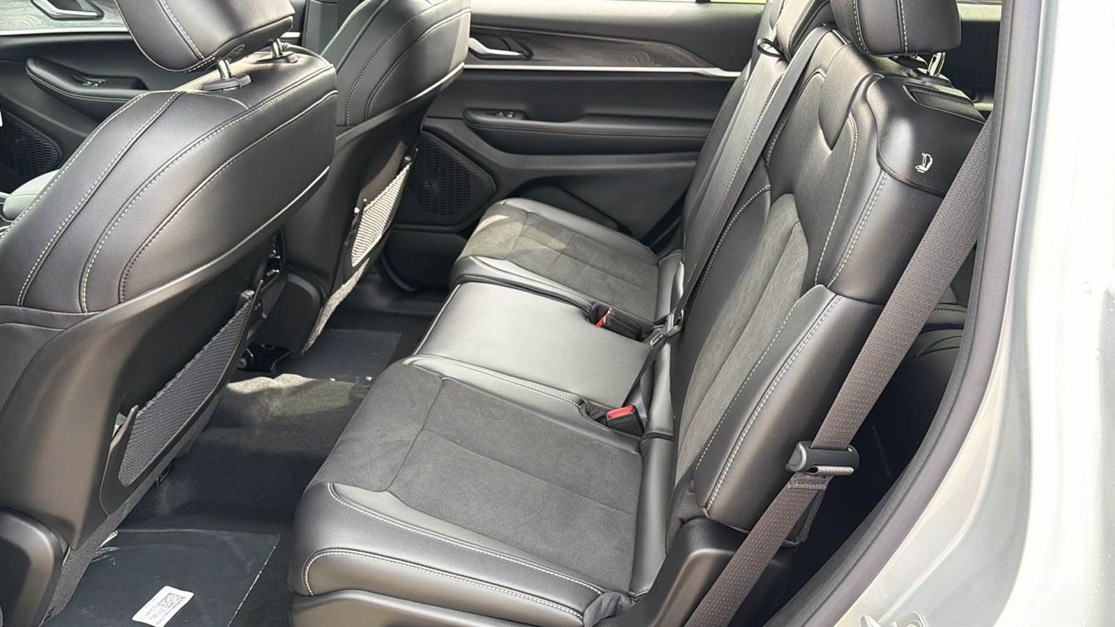 New 2026 Silver Zynith Exterior Paint Jeep Altitude image 11