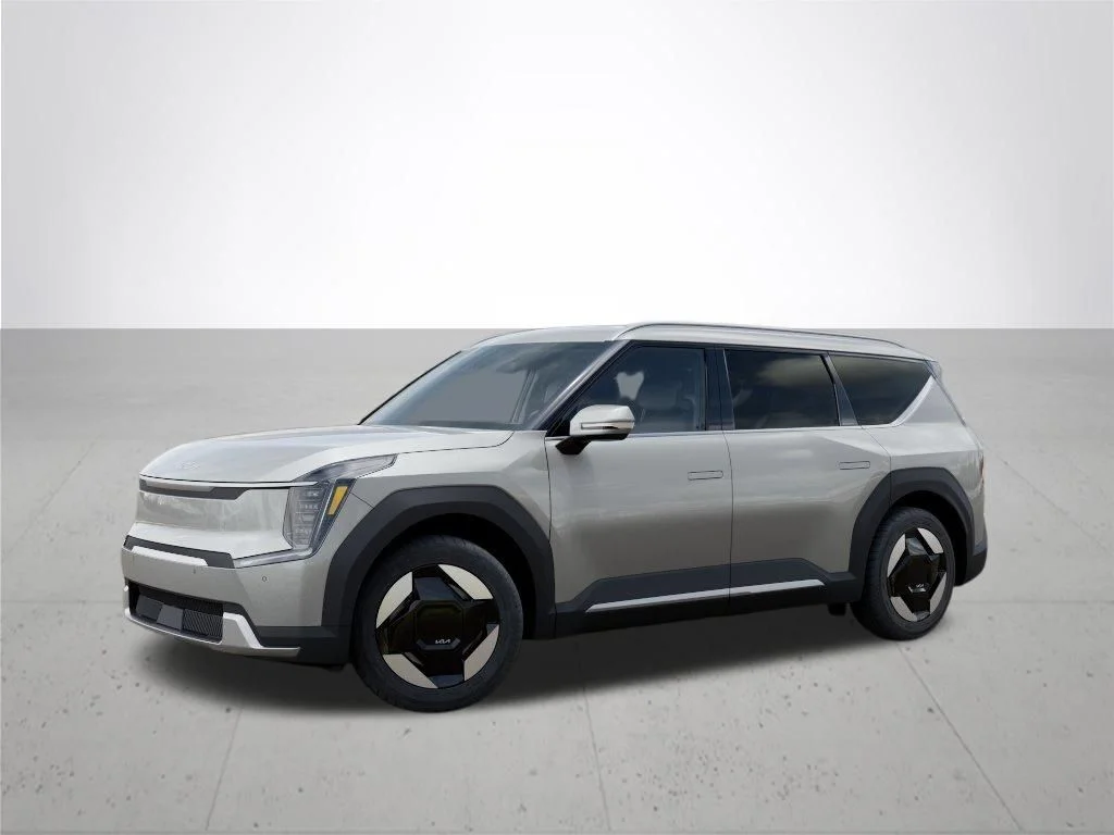 New 2026 Ivory Silver Kia Wind AWD image 3