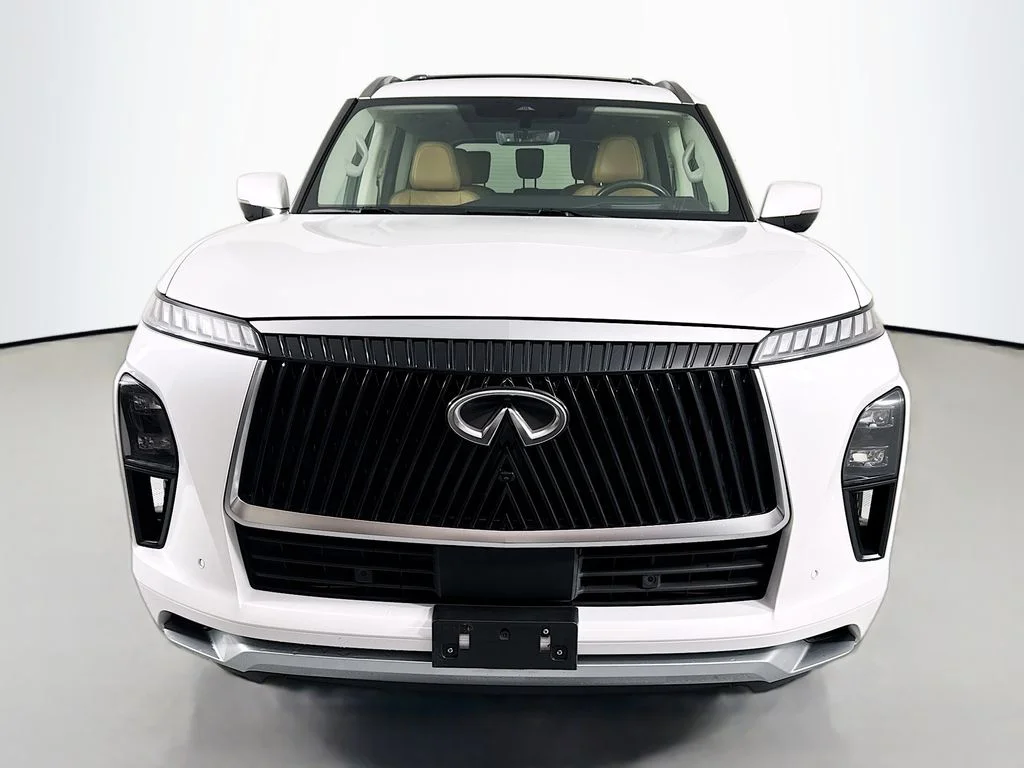 Used 2025 White INFINITI LUXE image 6