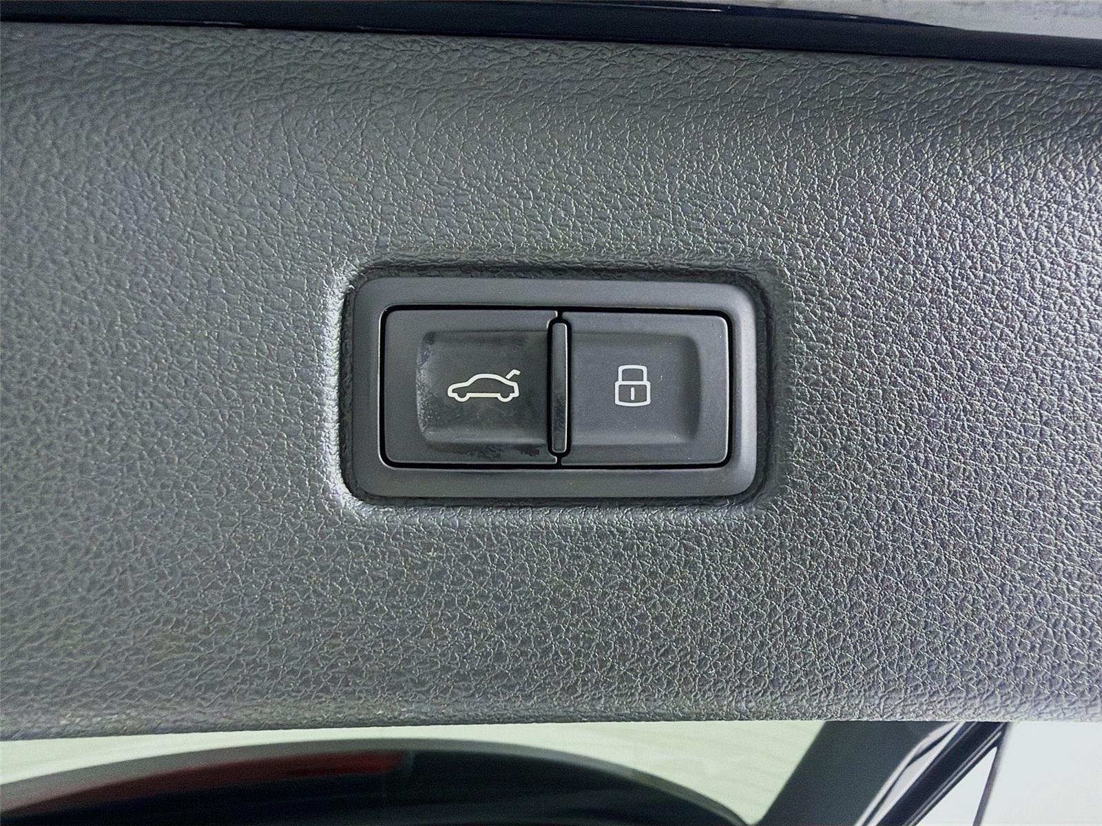 Used 2018  AUDI  image 25