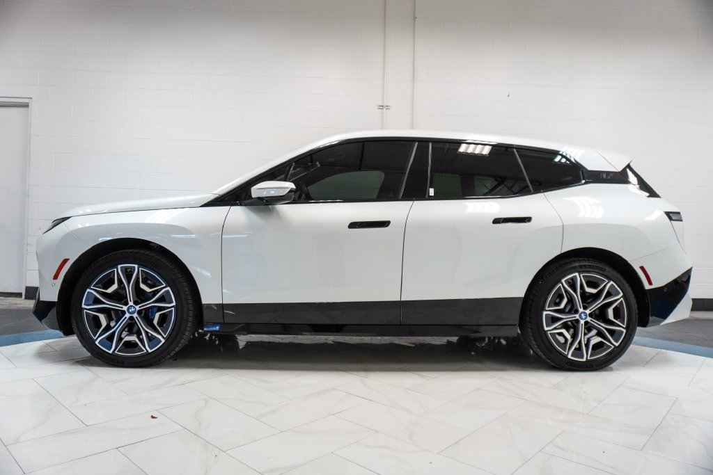 Used 2024 White BMW xDrive50 image 28