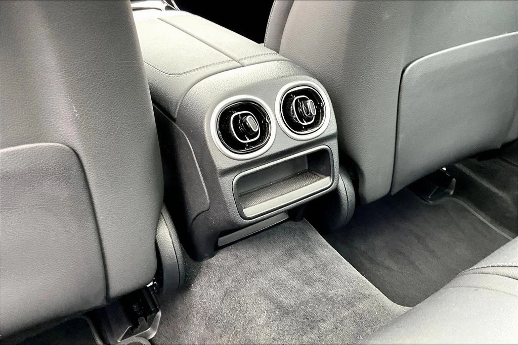 2025 Mercedes-Benz C-Class Sedan C 300 - Photo 25