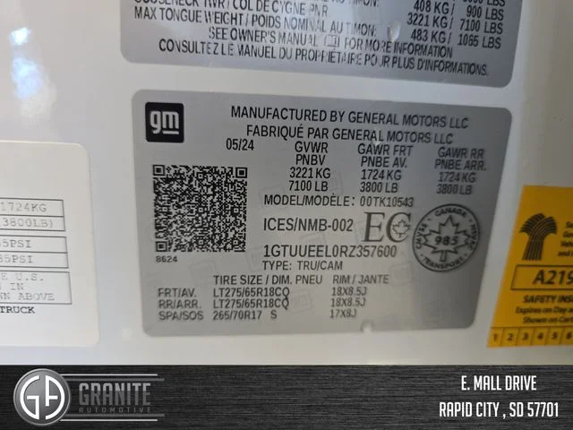 Used 2024 White GMC AT4 image 31