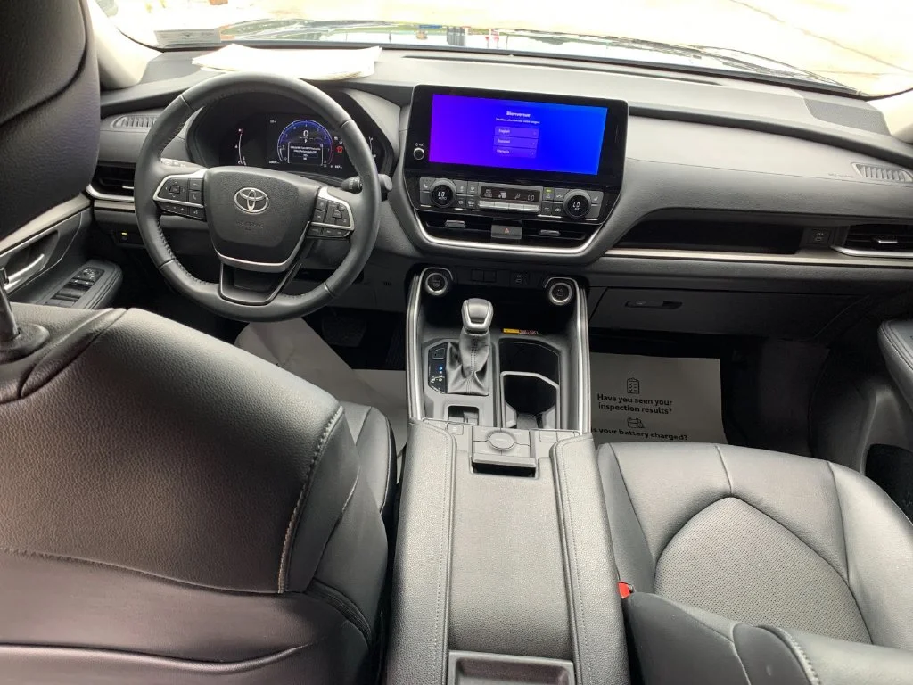 Used 2025  Toyota XLE image 16