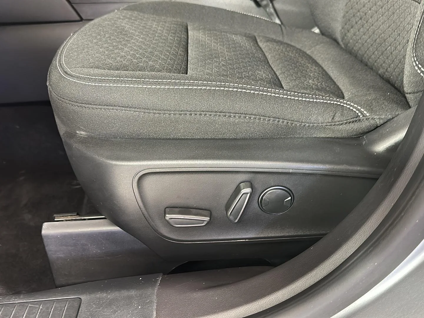 Used 2023 Iconic Silver Ford Active image 10