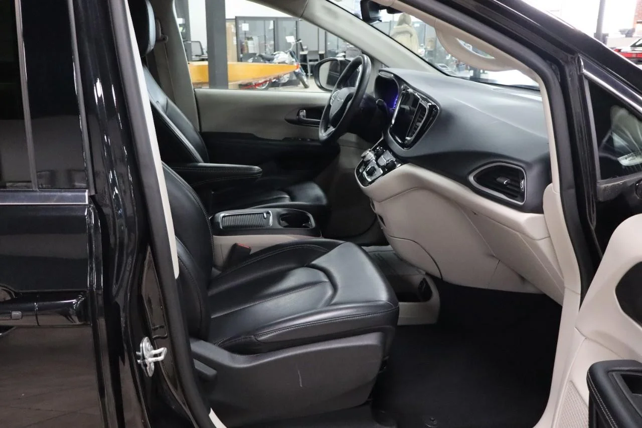 Used 2023 Brilliant Black Crystal Pearl Coat Chrysler Touring L image 28