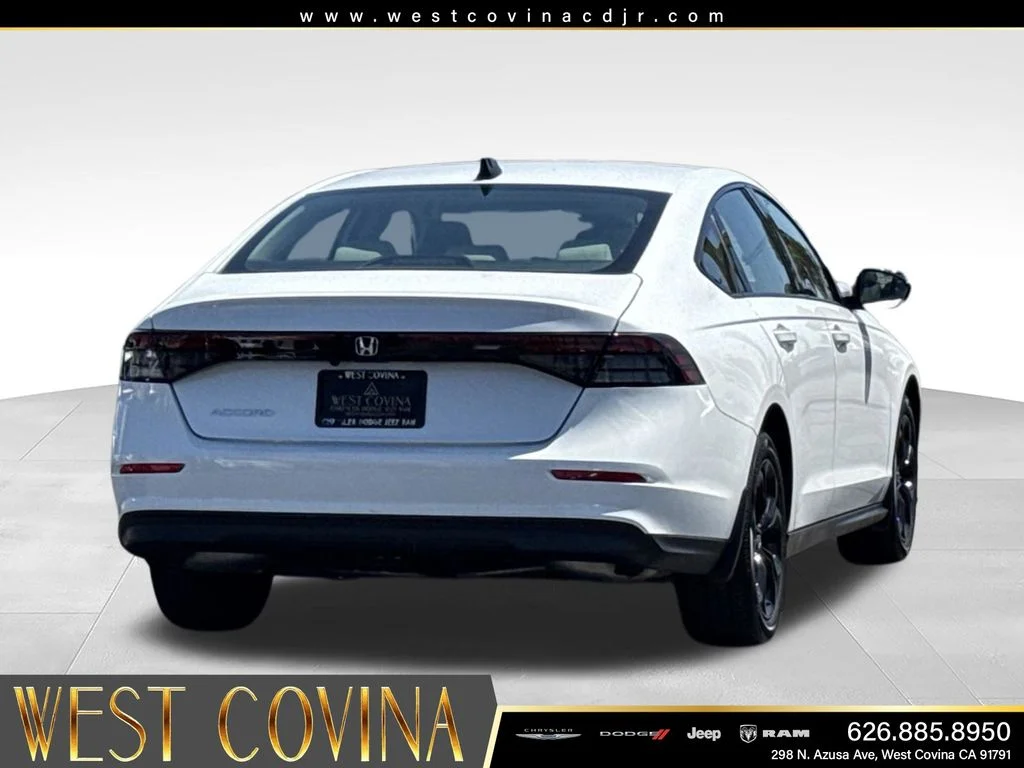 Used 2025 White Honda SE image 10