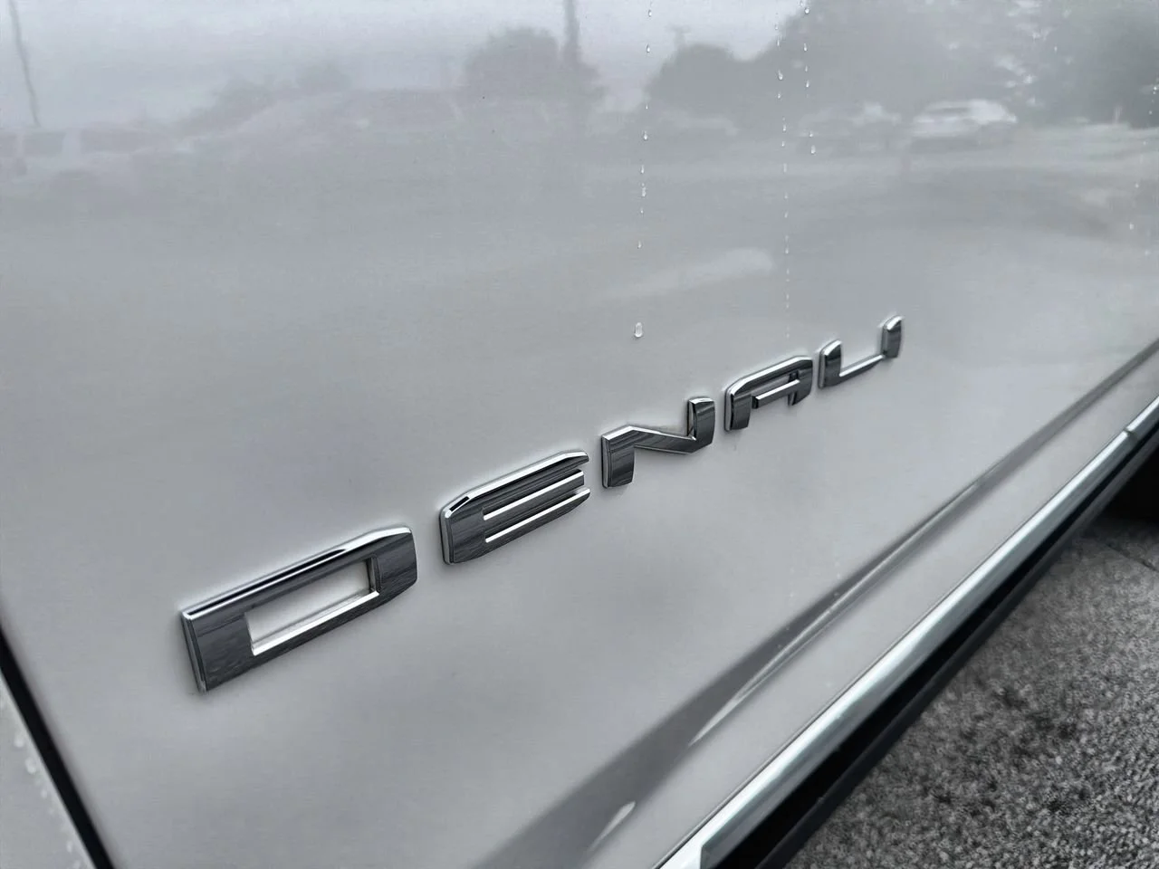 Used 2022 White Frost Tricoat GMC Denali image 27