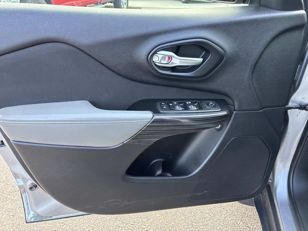 Used 2014 Silver Jeep Latitude image 21