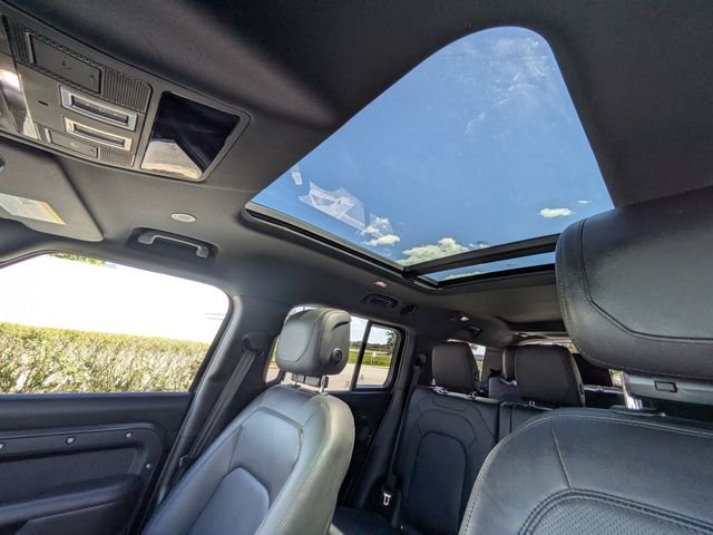 Used 2024  Land Rover V8 image 20