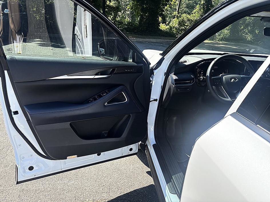 Used 2026 Radiant White/Black Obsidian INFINITI SPORT image 13
