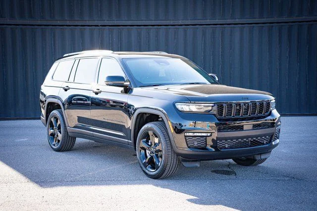 New 2025 Diamond Black Crystal Pearl-Coat Exterior Paint Jeep Limited image 1