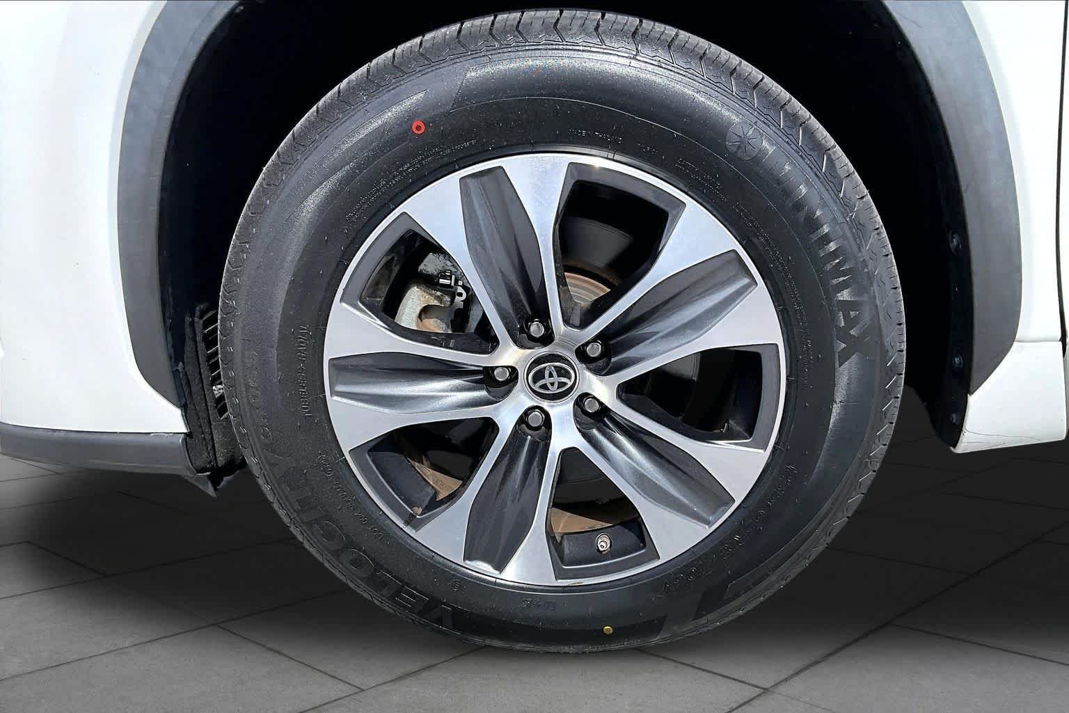 Used 2023 Wind Chill Pearl Toyota XLE image 11