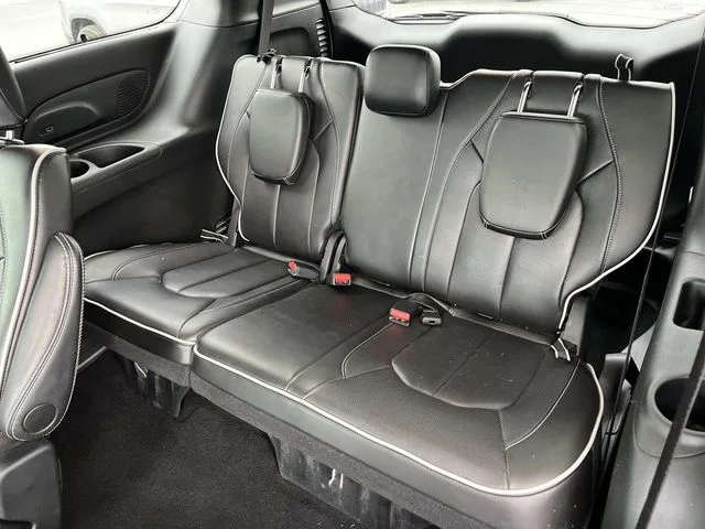 Used 2025 White Chrysler Limited image 17