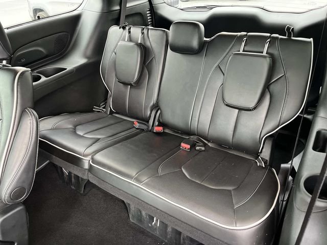 Used 2025 White Chrysler Limited image 17
