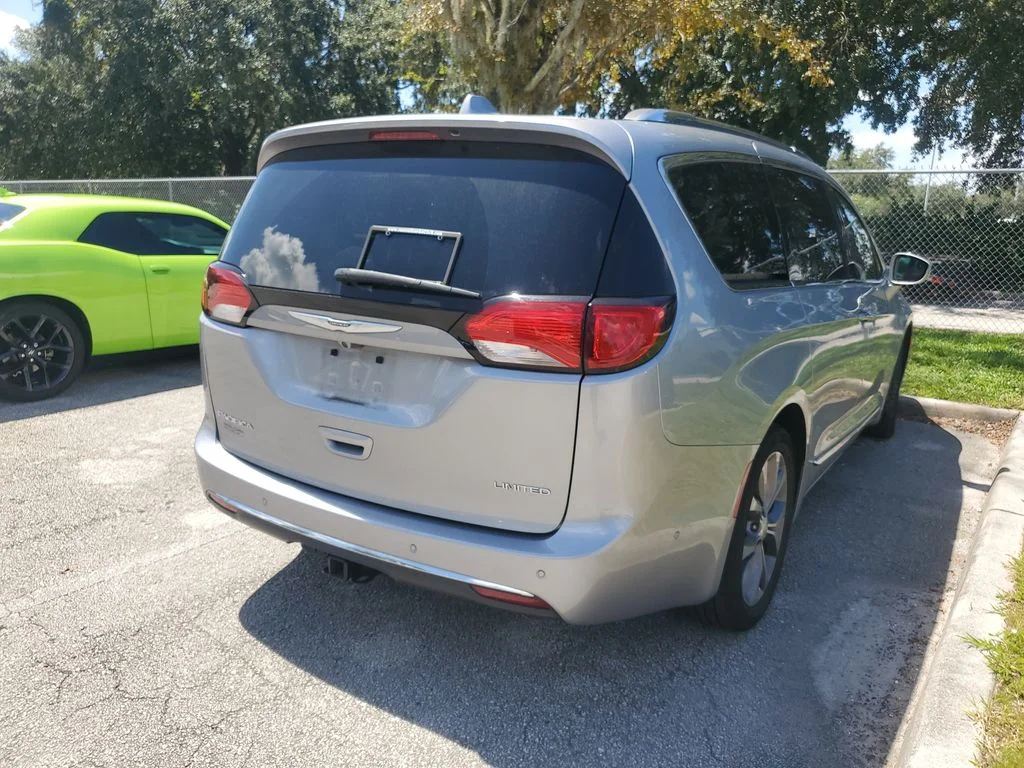 Used 2020 Silver Chrysler Limited image 4