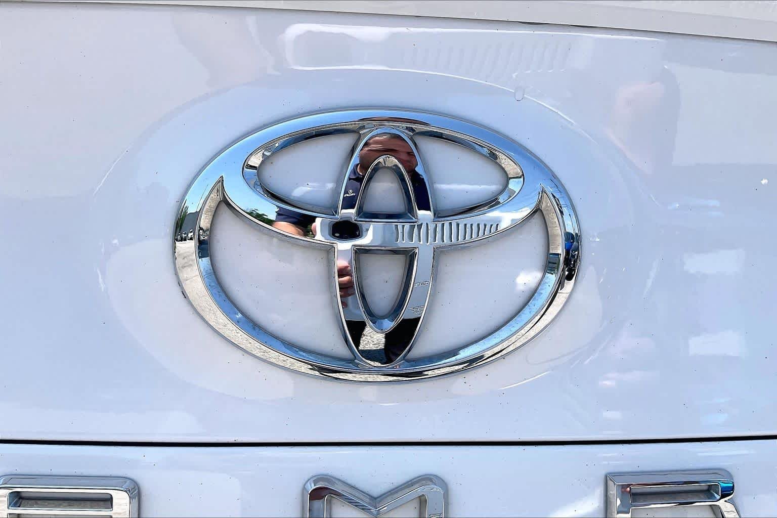 Used 2024 Ice Cap Toyota SE image 31
