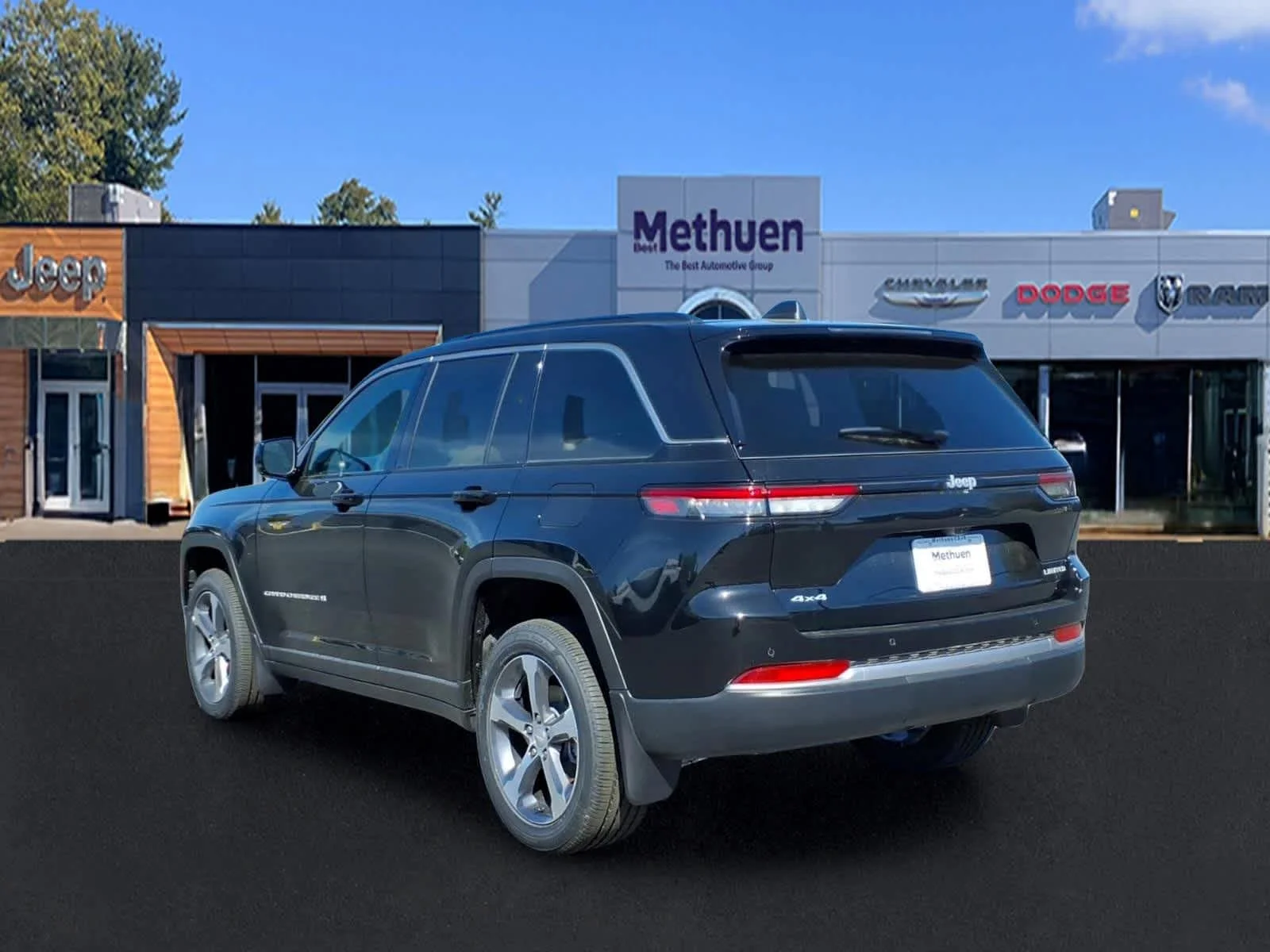 New 2026 Diamond Black Crystal Pearlcoat Jeep Limited image 4
