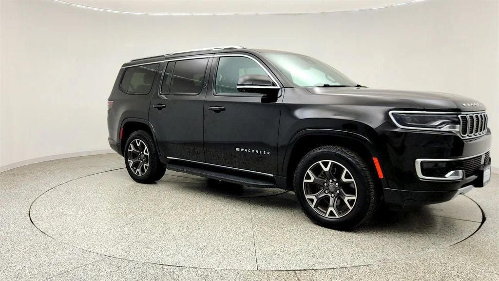 Used 2023 Diamond Black Crystal Pearlcoat Jeep Series III 4x4 w/ Convenience Group & Quadra-Lift Suspension image 3