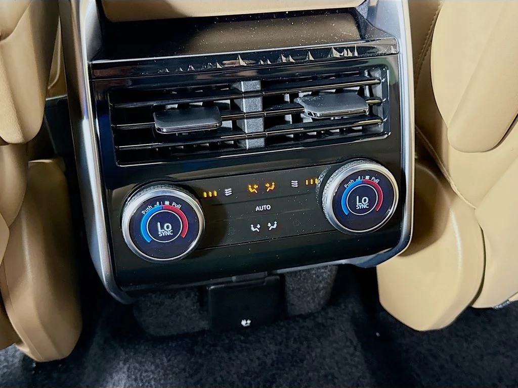New 2026 Eiger Grey Land Rover SE image 27