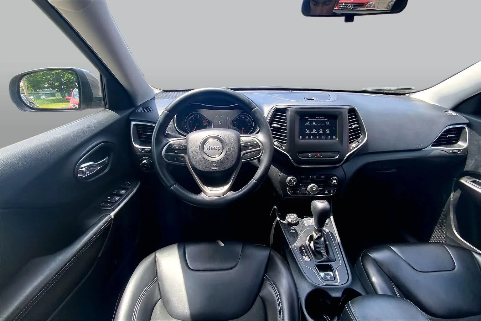 Used 2019 Light Brownstone Pearlcoat Jeep Latitude Plus image 6