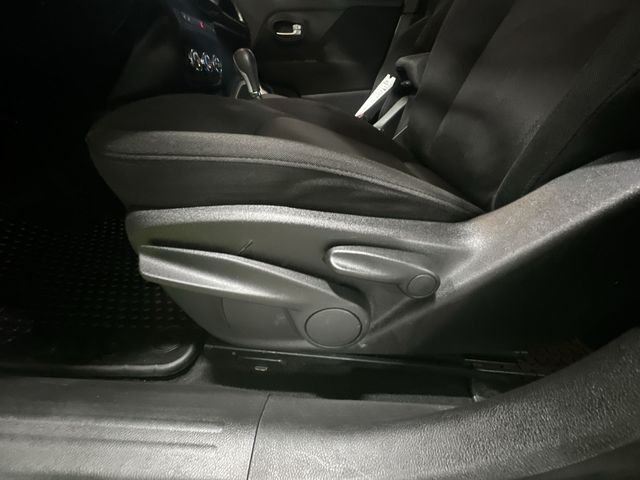 Used 2017 Hypergreen Clearcoat Jeep Latitude image 18