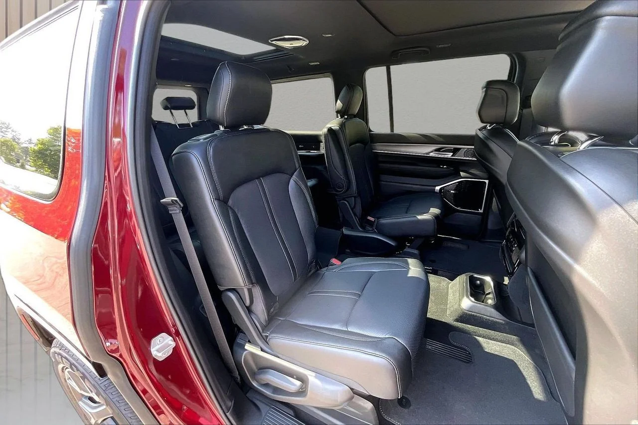 New 2026 Velvet Red Pearl-Coat Exterior Paint Jeep Limited Altitude image 23