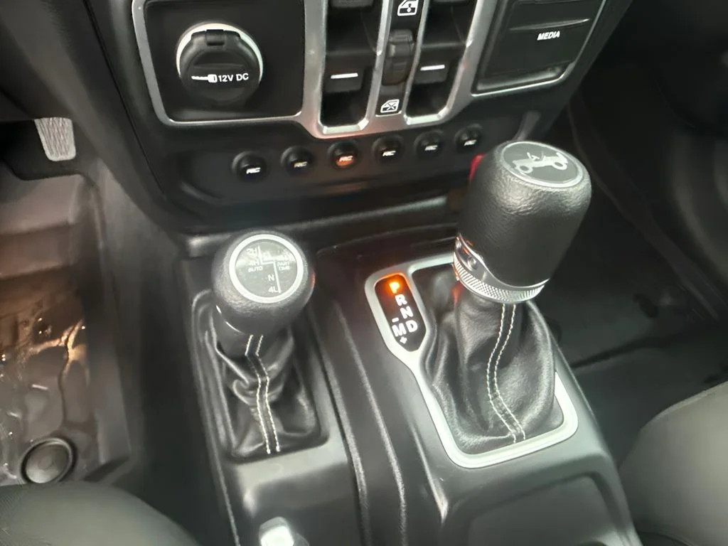 Used 2018 White Jeep Unlimited Sahara image 11
