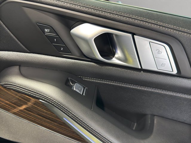 Used 2021 Black Sapphire Metallic BMW xDrive40i image 18