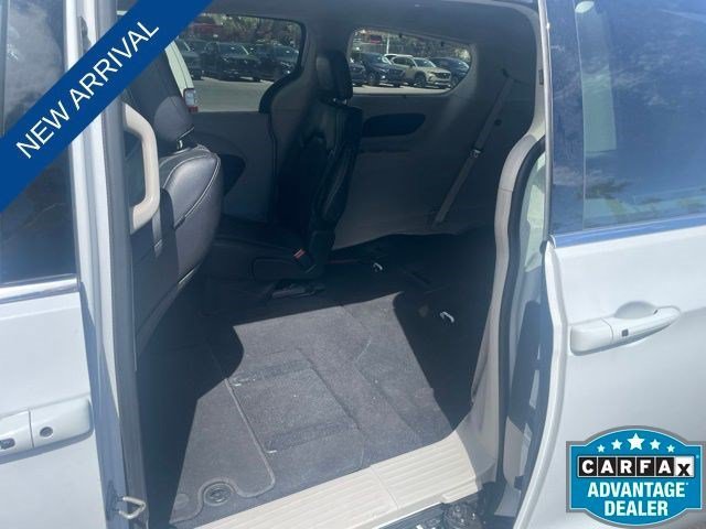 Used 2022 Bright White Clearcoat Chrysler Touring L image 13