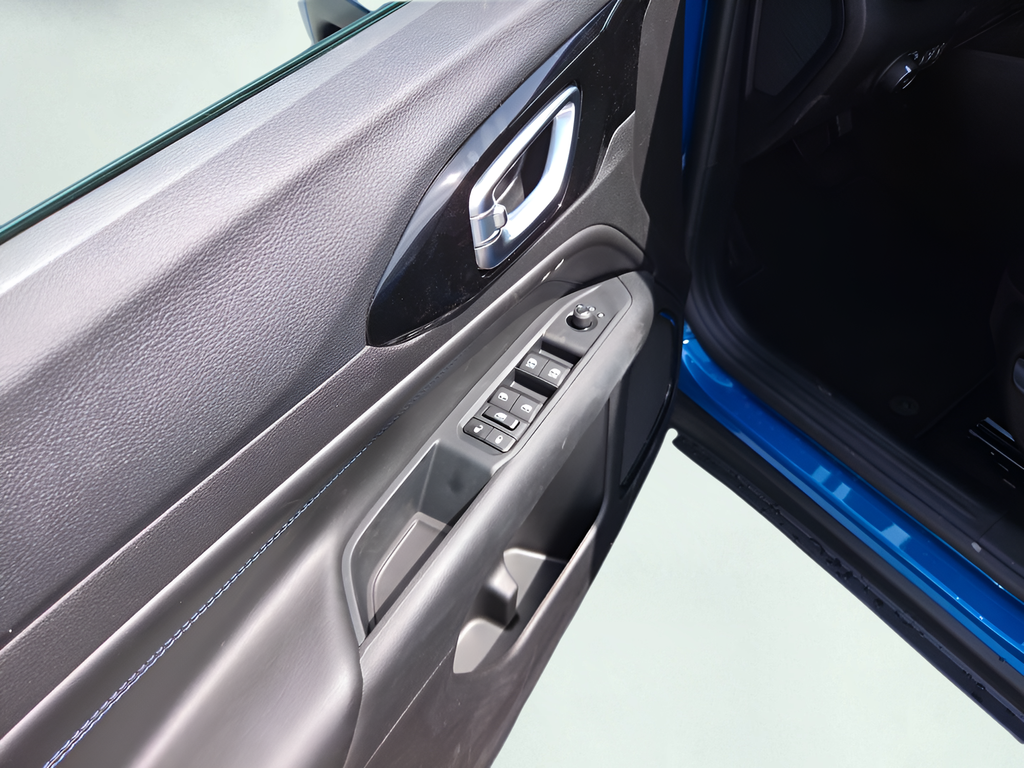 New 2026 Hydro Blue Pearl-Coat Exterior Paint Jeep Latitude image 11