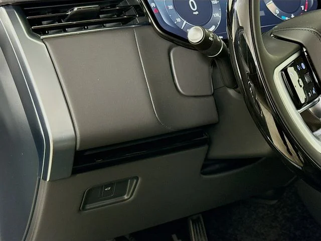 New 2026 Carpathian Grey Land Rover SE image 10