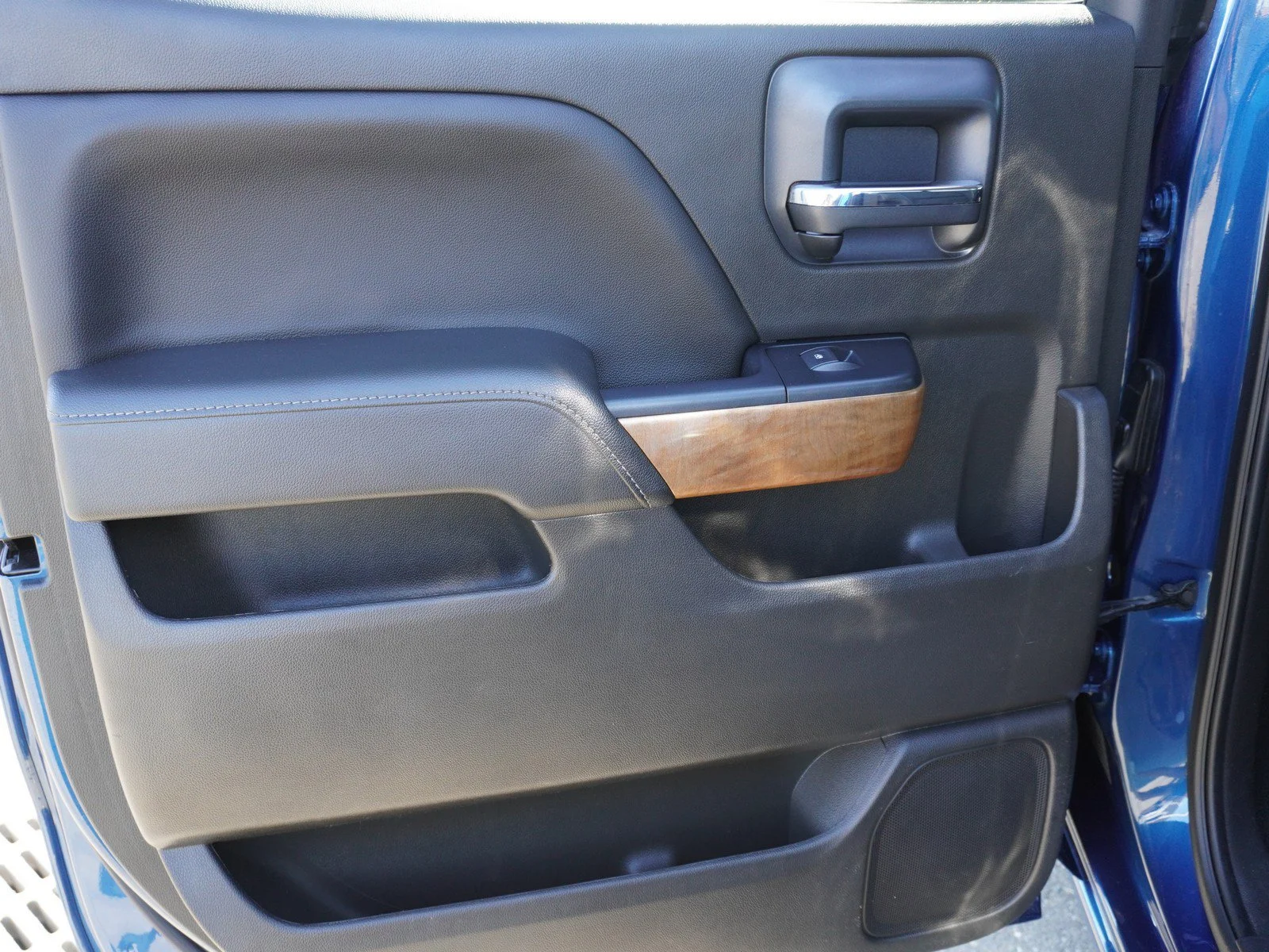 Used 2018 Deep Ocean Blue Metallic Chevrolet LTZ image 13
