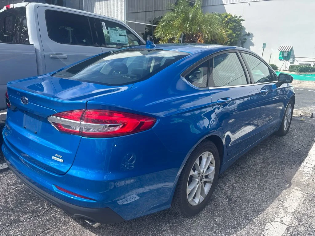 Used 2020 Blue Ford SE image 4