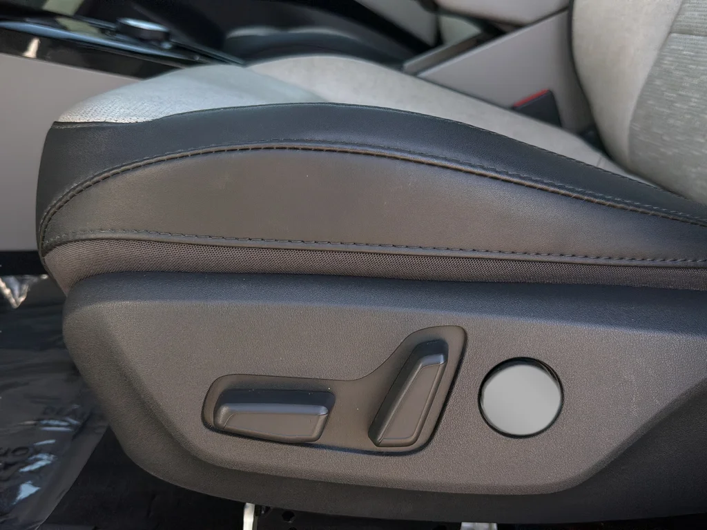 Used 2023 Snow White Pearl Kia Wave image 27