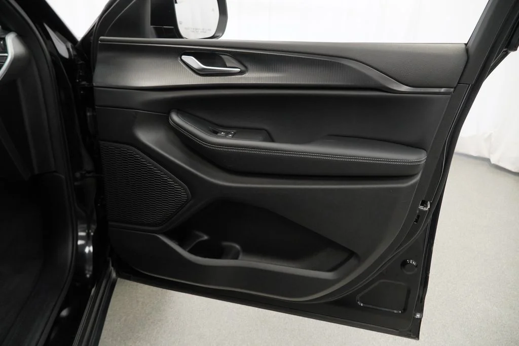 Used 2024 Black Jeep Laredo image 43