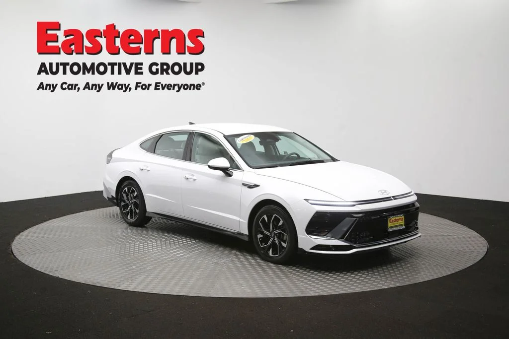Used 2025 White Hyundai SEL image 49