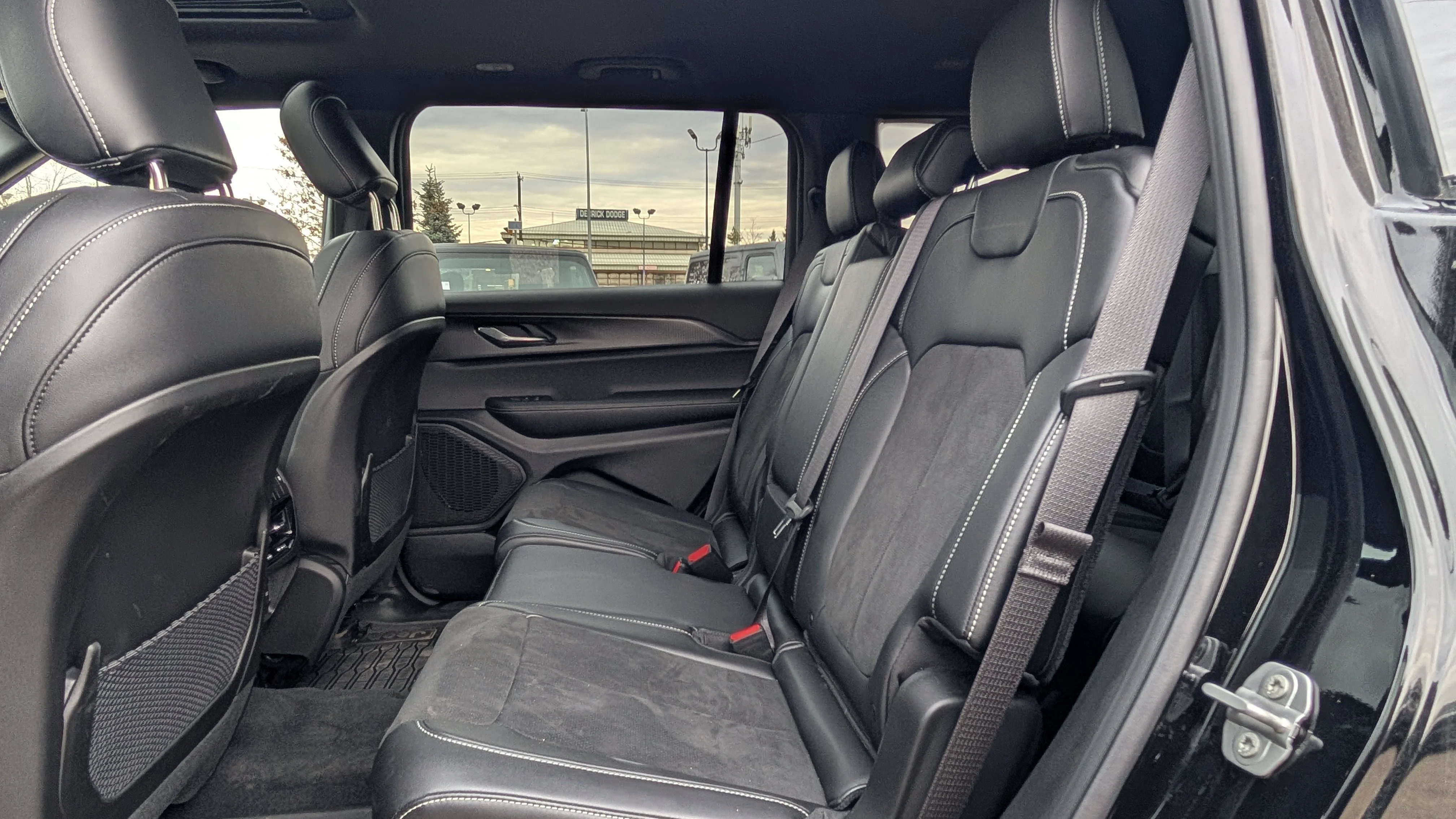New 2025 Diamond Black Crystal Pearl Jeep Altitude image 19