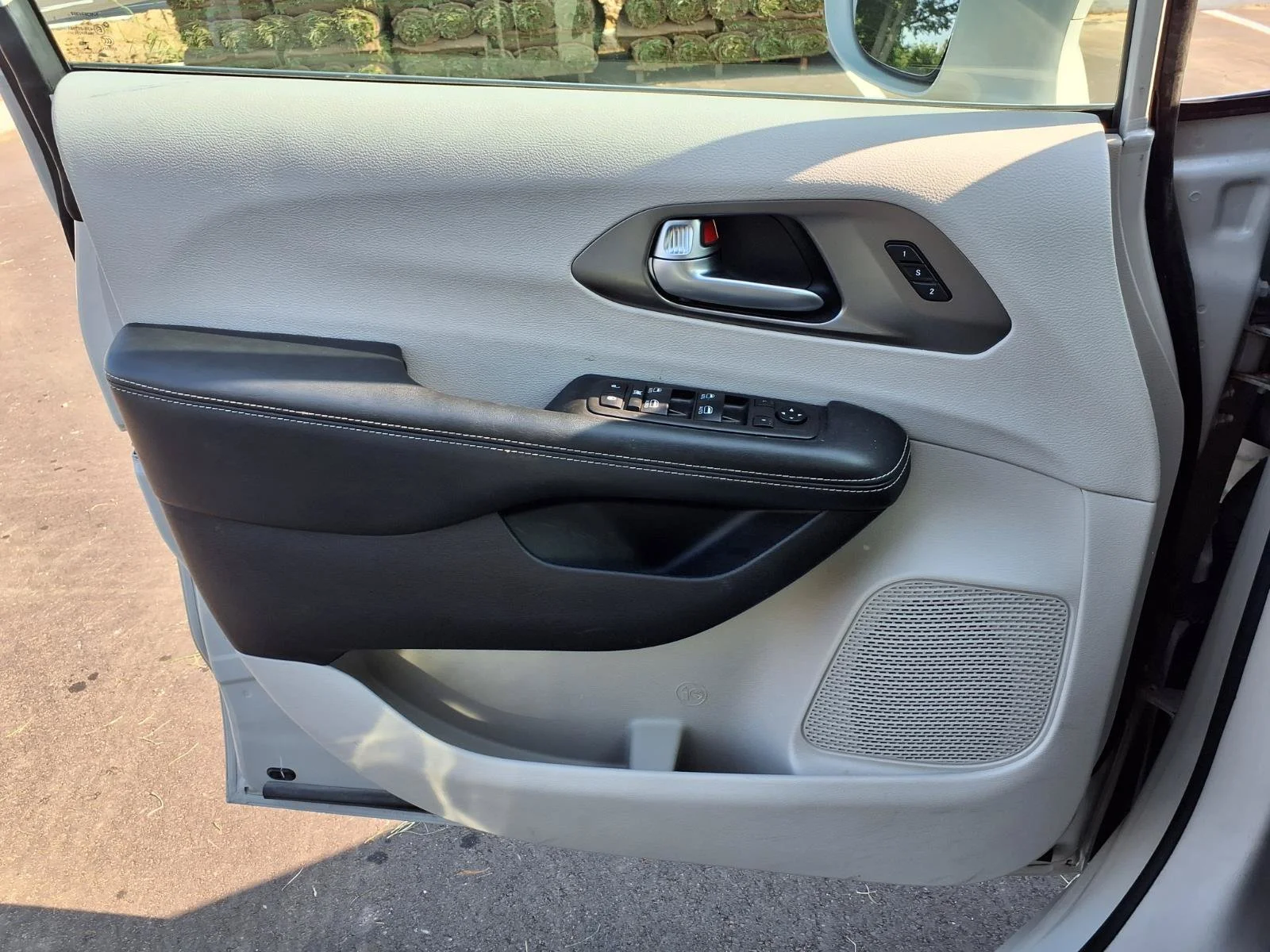 Used 2021 Luxury White Pearlcoat Chrysler Touring L image 20