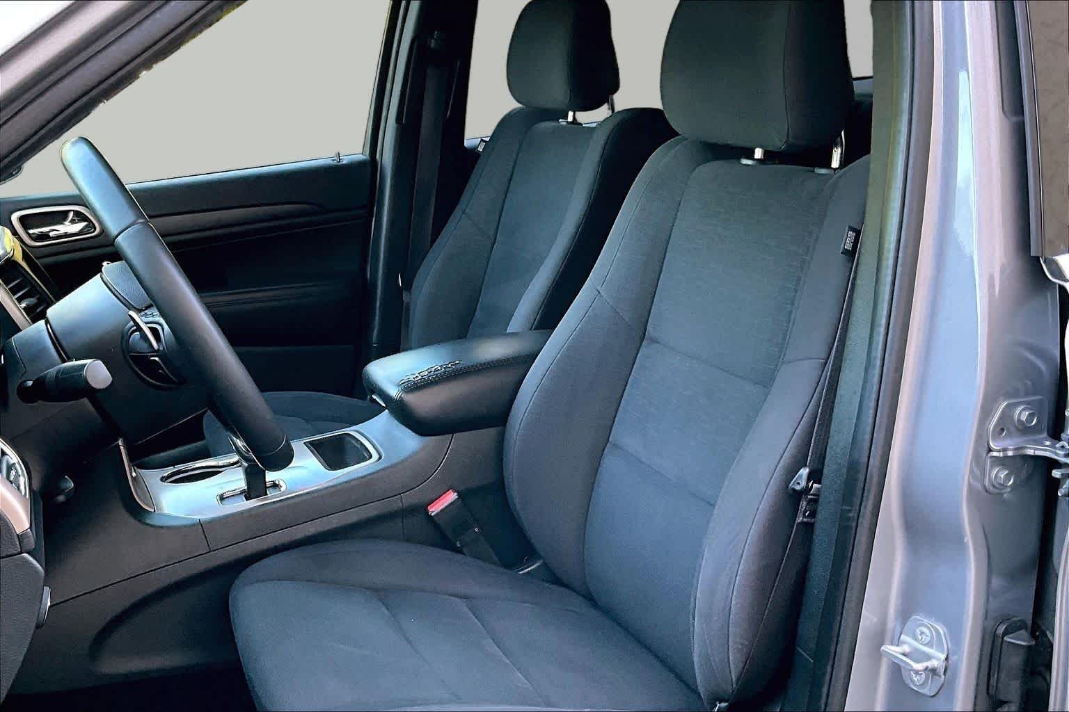 Used 2015 Billet Silver Metallic Clearcoat Jeep Laredo image 8