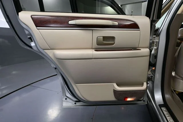 2004 Lincoln Town Car Ultimate - Photo 29