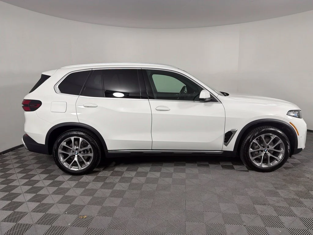 Certified Used 2026 Alpine White BMW xDrive40i image 4