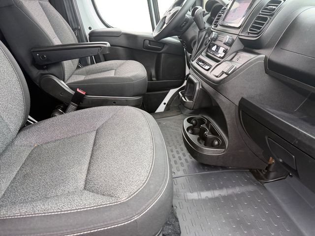 Used 2025 White Ram Base image 15