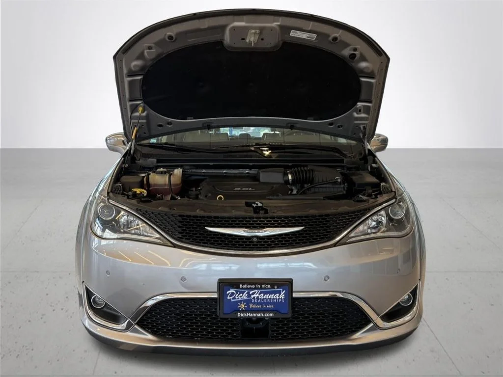 Used 2017 Silver Chrysler Limited image 4